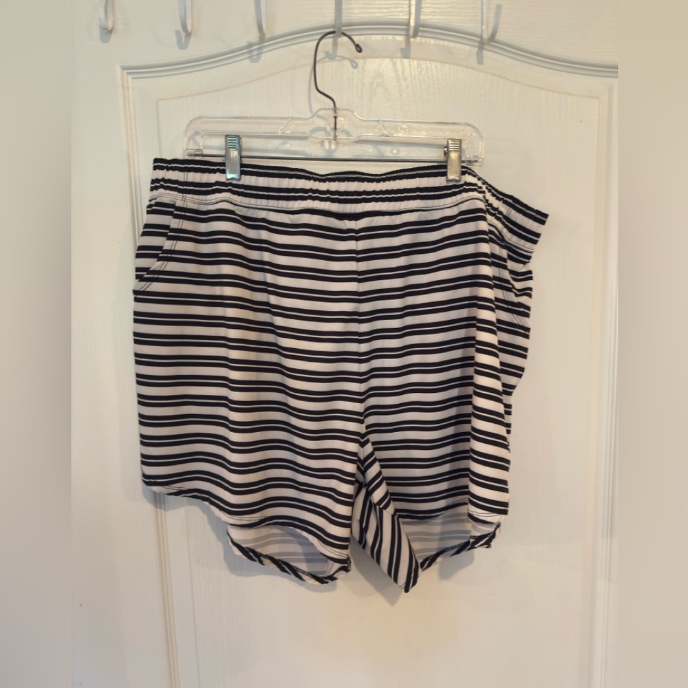 Torrid women’s Black & White Striped crepe 5" Coverup/swim Shorts Plus sz 3 - Picture 3 of 9